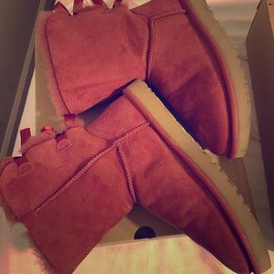 RARE garnet Bailey Bow ll uggs - like new
